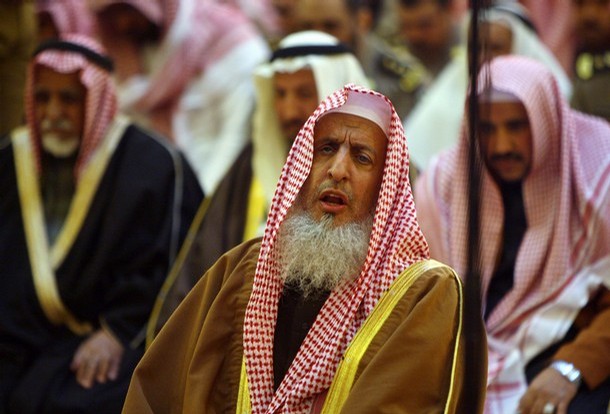 Grand mufti Al-Asheikh prays during funeral of Saudi woman and daughter who were killed in Chad