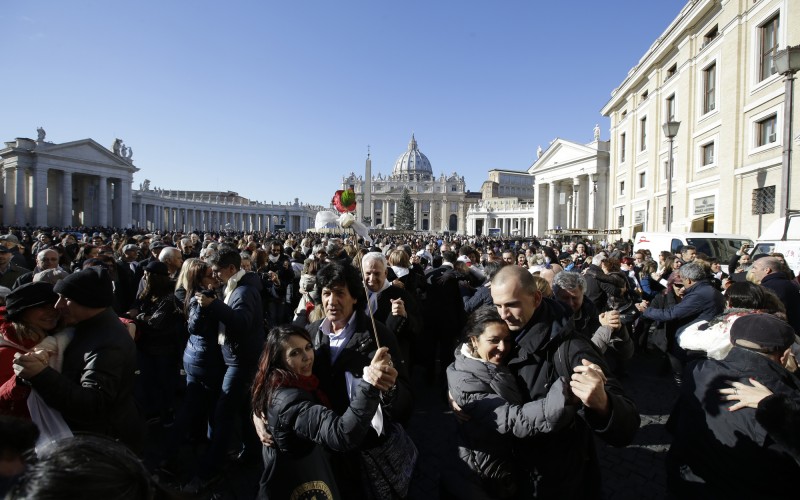 Thousands Dance the Tango to Celebrate Pope Francis Birthday