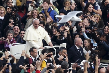 Following attacks on doves, Pope Francis adopts new ‘symbol of peace’