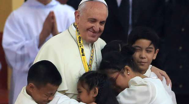 Pope Francis speechless as a little girl asked him a touching question