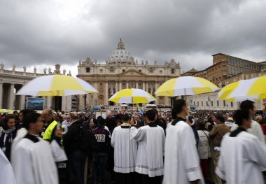 Vatican gives Free Umbrellas to Homeless