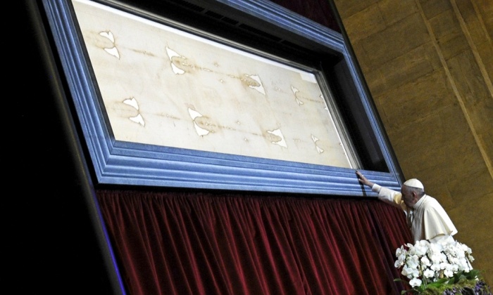 Pope Francis Prays Before Shroud of Turin; Calls Disputed Burial Cloth of Jesus ‘Icon of Love’