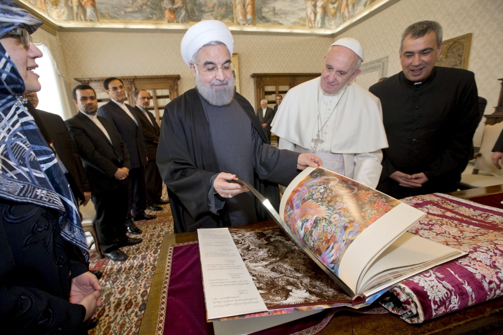 Iranian President Hassan Rouhani Asks Pope Francis to Pray for Him at Vatican Meeting