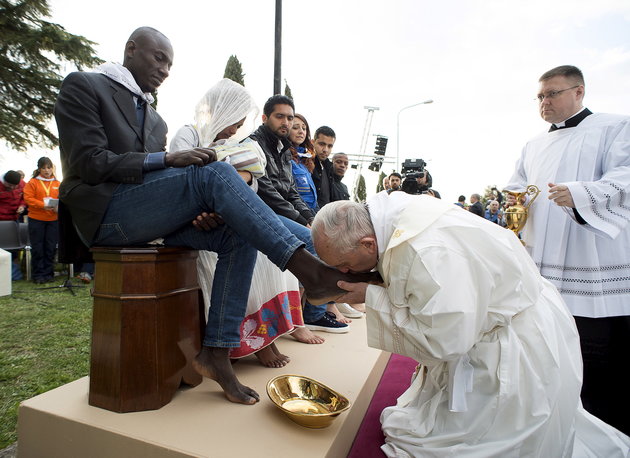 Pope Francis Washes, Kisses Feet of Muslim Refugees on Easter, Says All People Are ‘Children of Same God’