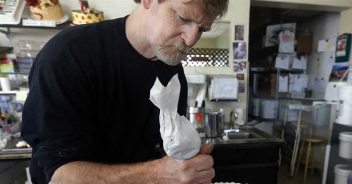 colorado-christian-baker-receives-award-for-courage-in-the-face-of-power.jpg