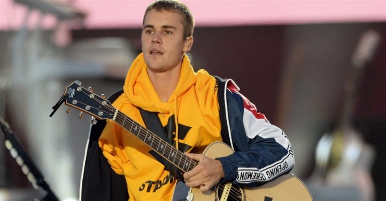 Justin Bieber Posts Photo of Himself Reading Scripture