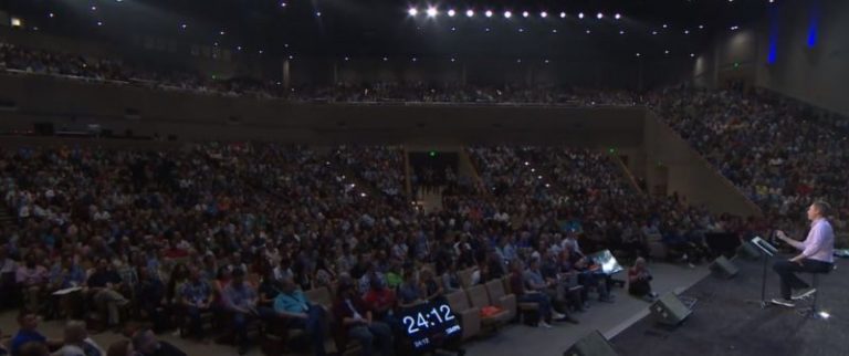 Andy Stanley Urges Pastors to Move Away From Spotlight and Raise New Leaders