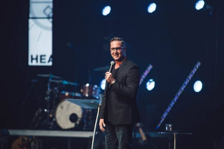 Megachurch Pastor Stovall Weems Said Jesus Came to Him Sporting Brown Hair, White Robe