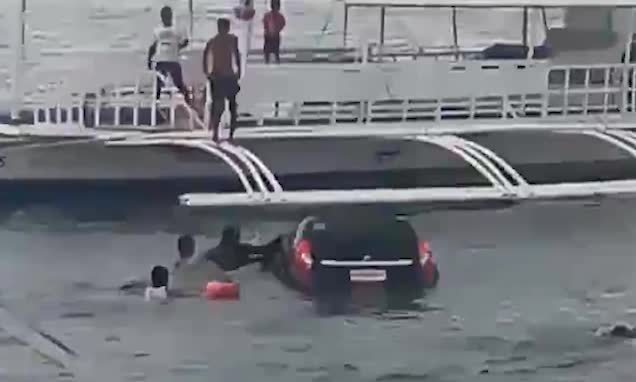 Dramatic Moment Passers-by Rescued Two Children From a Sinking Car After Their Father Forgot to Put the Handbrake on