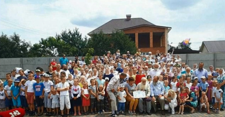 87-Y-O Ukrainian Man May Break Guinness World Record of Having Largest Family With 346 Members