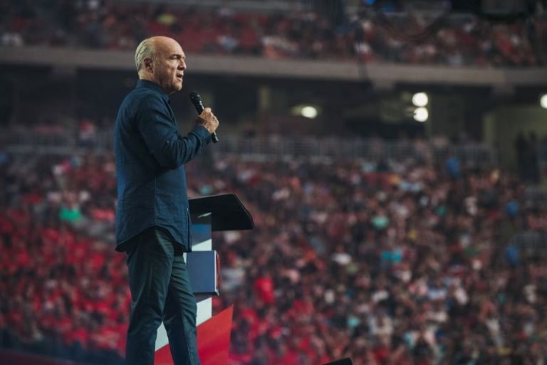 Greg Laurie Discusses Pastor Abuse Scandals, Safeguards He Has as Megachurch Pastor