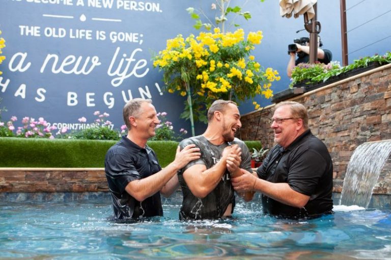 Rick Warren’s Saddleback Church Becomes First in US to Baptize 50,000 People; Pastor Hails ‘Miracle’