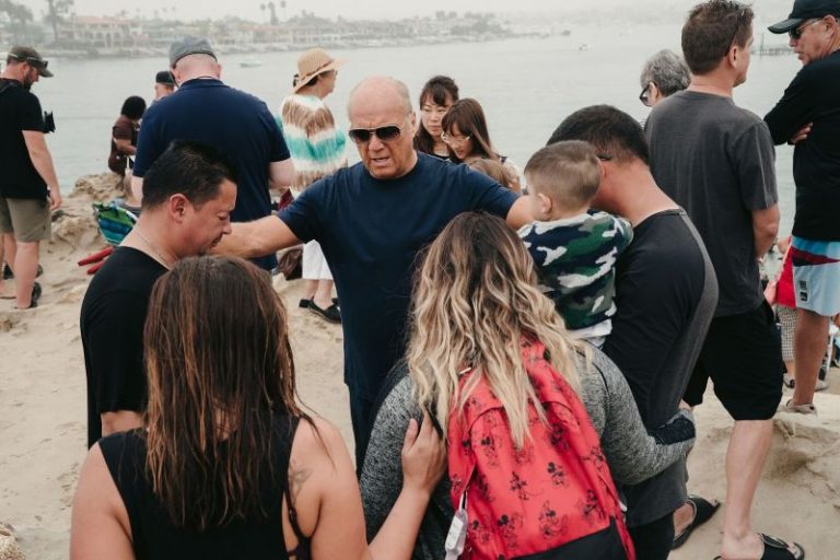 Greg Laurie Leads ‘Jesus Revolution Style’ Baptism at California Beach; Over 550 Baptized