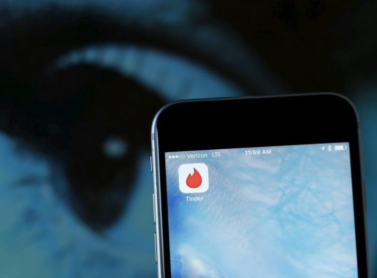 People Who Use Dating App Tinder While in a Relationship More Likely to Be Psychopaths: Study