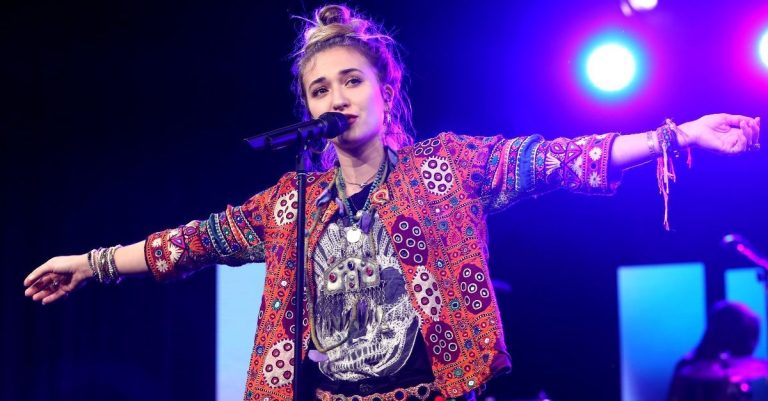 Lauren Daigle, Avril Lavigne Sing Worship Songs on Dancing with the Stars Season Finale