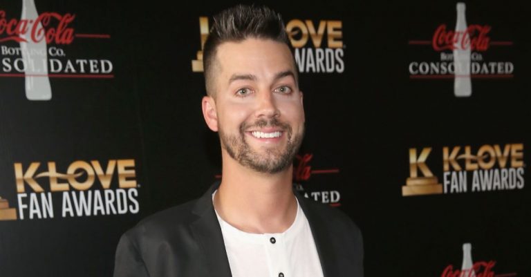 Christian Comedian John Crist Defends Lauren Daigle, Tells Critics to ‘Just Shut Up’