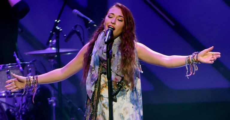 Lauren Daigle Worships God on Good Morning America