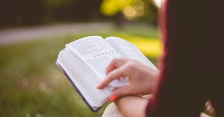 Hundreds Gather to Read Bible for 90 Hours on Steps of U.S. Capitol