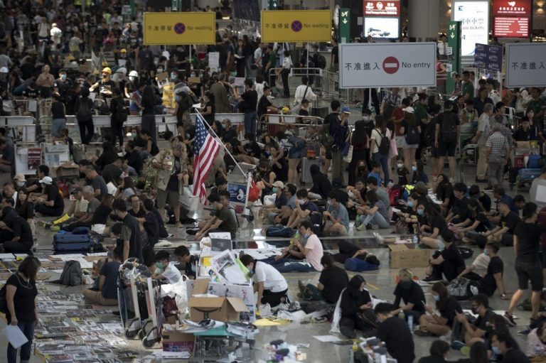 Hong Kong Protesters Wave American Flag, Sing US National Anthem – Urban Christian News