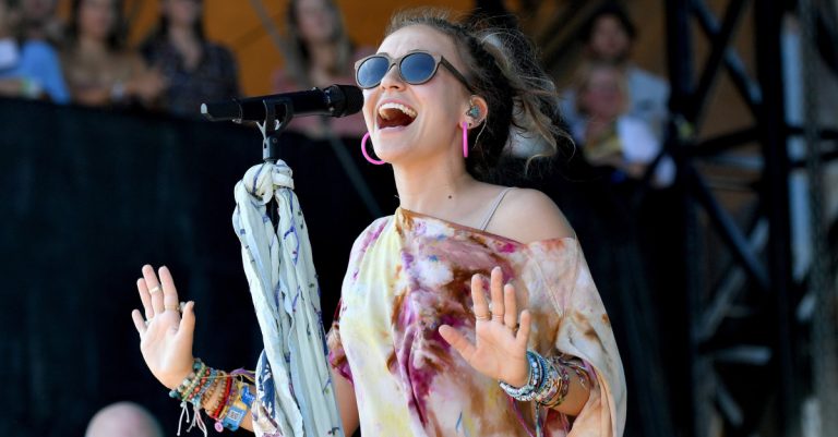 Lauren Daigle Performs at Largest Maximum-Security Facility