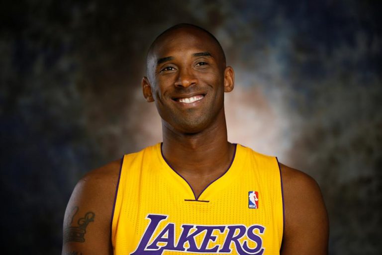 Fans Pray for Kobe Bryant8217s Family After He and His Daughter Die in Helicopter Crash