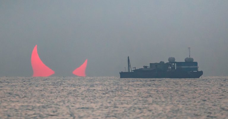 Photographer Captures Jaw-Dropping Image of ‘Devil Horns’ Rising Out of the Persian Gulf