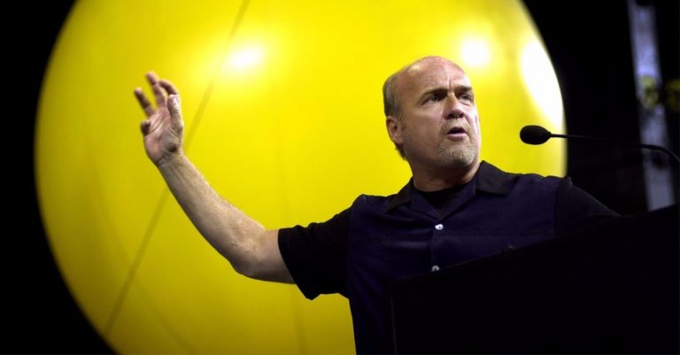 ‘Be of Good Courage’: Greg Laurie Encourages Congregation to Replace Fear of Coronavirus with Faith