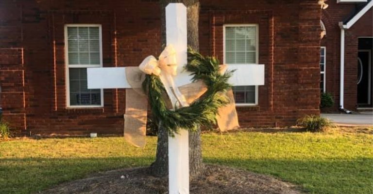 ‘Faith over Fear’: Thousands Place Crosses in Yards to Celebrate Hope amidst Pandemic