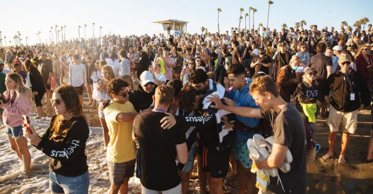 California Beach Revival Draws Hundreds to Christ, Likened to ‘Jesus People Movement’