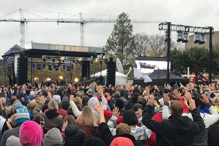 35,000 gather for Let Us Worship-DC