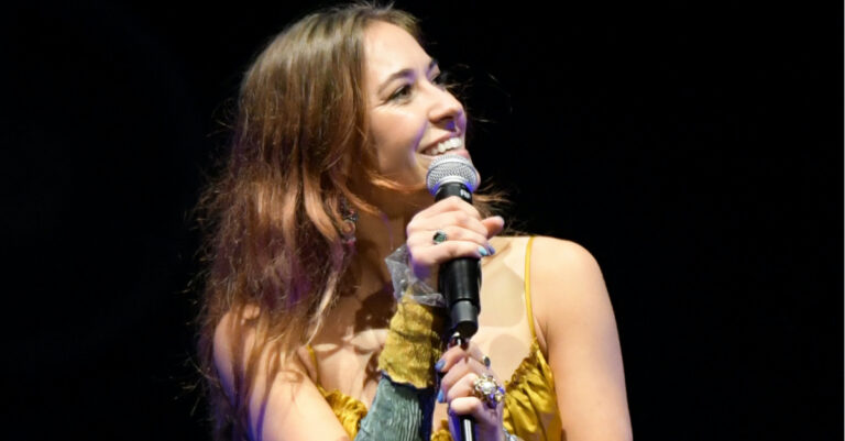 Lauren Daigle Wins Billboard's Top Christian Artist Award