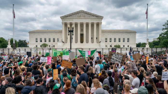 supreme court overturns roe v. wade